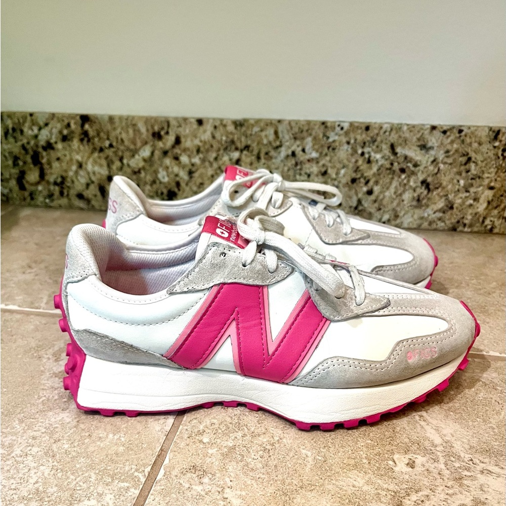 New Balance 327 x FIGS Pink, white/cream
Size Women’s 9.5 - Picture 2 of 13